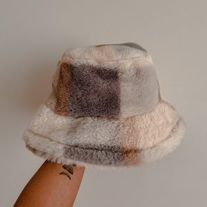 Check Fur bucket hat